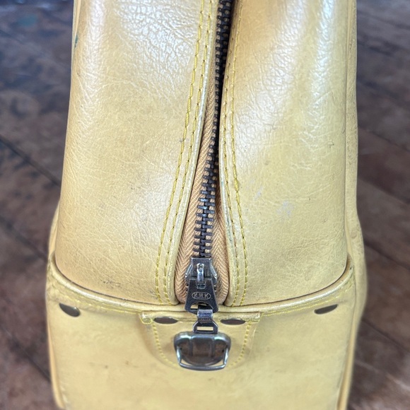 American Tourister Bag with Yellow Accents - Picture 5 of 10